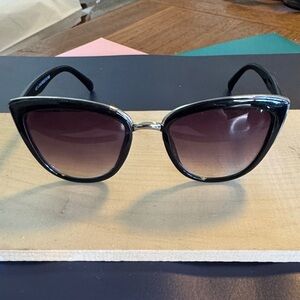 Source Unknown Black Cat-Eye Sunglasses with Metallic Accents